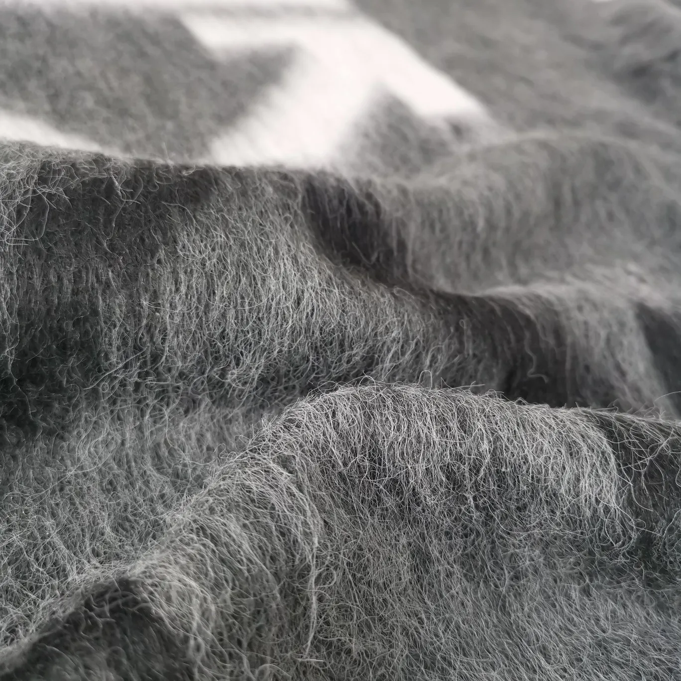 Additional details - the top tested version OFFWHITE (OW) Gradient Mohair Striped Arrow Sweater Hoodie Gradient Rendering Arrow Couple Knit Sweater Mohair sweater OW will be released every year🛒 The same style and ever-changing colors, really no girl doesn’t love it, it is super suitable for wearing under a down jacket in winter, and will not be bloated! If the lower body is missing, their favorite os version🙋🏻‍♀️ intuitively adds natural softness and fairy beauty effect, which is the best choice! The upper body is lightweight and does not weigh down the body while keeping warm. The sleeves and the gradient arrow parts on the back are repeatedly patterned until the gradient level is satisfied before large-scale products are released. The craftsmanship is extremely demanding. Each sweater is woolen at least ten times to give it a plush, thick feel and good fluffiness! ✅ Fabric composition: 50% mohair 32 spandex 18% wool, three-level anti-pilling Color: gray-white gradient Size: XS/S (positive European size, size is too large) ⚠️Sweater cleaning method: Mohair is not the same as ordinary short-sleeved sweaters, and it is also different from other thick-line sweaters! Mohair is lighter and softer, so be careful not to machine wash it, not machine washable! ! emphasize! !  ⚠️Hand wash with warm water and cold water P:440
